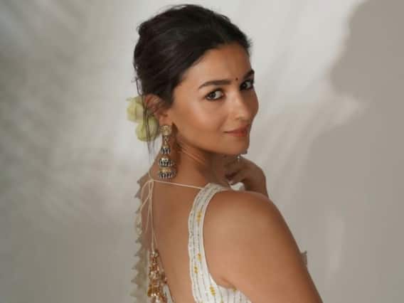 Alia Bhatt pics: கையில் பூவுடன் ஆலியாவின் லேட்டஸ்ட் க்ளிக்ஸ்..! Alia Bhatt pics: கையில் பூவுடன் ஆலியாவின் லேட்டஸ்ட் க்ளிக்ஸ்..!