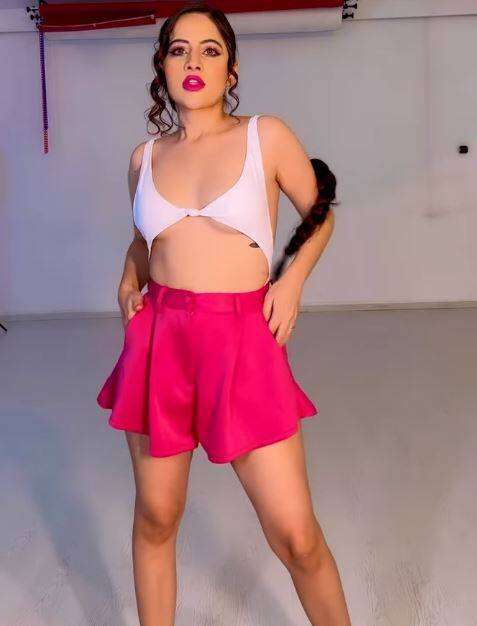 બિગ બૉસ ઓટીટીથી ચર્ચામાં આવેલી  ઉર્ફી જાવેદ (urfi javed) પોતાના લૂકને લઇને હંમેશા લાઇમલાઇટમાં રહે છે. આ વખતે તેણે હદો જ પાર કરી દીધી છે. ઉર્ફીએ શાનદાર ડ્રેસમાં ખૂબ જ હોટ પોઝ આપ્યા છે, આ તસવીરો આગની જેમ વાયરલ થઈ રહી છે.