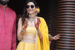Karishma Tanna Wedding: हल्दी और मेहंदी के बाद निखरा करिश्मा तन्ना का रंग रूप, गोरे-गोरे मुखड़े पर लगाया काला-काला चश्मा