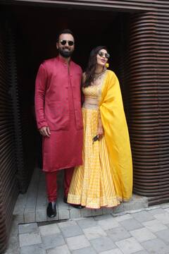 Karishma Tanna Wedding: हल्दी और मेहंदी के बाद निखरा करिश्मा तन्ना का रंग रूप, गोरे-गोरे मुखड़े पर लगाया काला-काला चश्मा