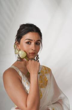 Alia Bhatt pics: கையில் பூவுடன் ஆலியாவின் லேட்டஸ்ட் க்ளிக்ஸ்..!