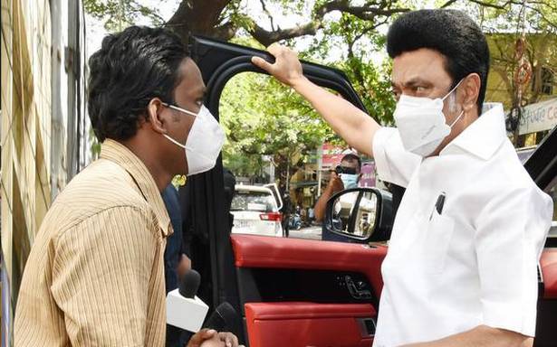 CM Stalin Meet Andhra Pradesh Student:  அதுக்காகத்தான் போராடுறோம்.. நம்பிக்கையோடு போயிட்டு வாங்க.. காரை நிறுத்தி ஆந்திரா மாணவனுக்கு நம்பிக்கை கொடுத்த முதல்வர்..!