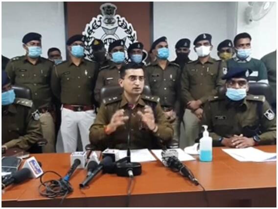 Ratlam Robbery Case: पड़ोसी की रेकी के बाद सोना-चांदी कारोबारी को लूटने का बना था प्लान, 11 गिरफ्तार Ratlam Robbery Case: पड़ोसी की रेकी के बाद सोना-चांदी कारोबारी को लूटने का बना था प्लान, 11 गिरफ्तार