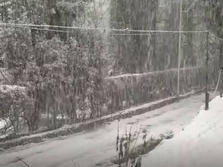 Mussoorie Snowfall continued for the second consecutive day ANN Mussoorie Weather Update: मसूरी में लगातार दूसरे दिन जारी रही बर्फबारी, अब प्रशासन ने उठाया ये कदम