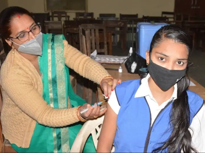 MP Vaccination: इस जिले में वैक्सीन लगवाने वाले बच्चे जीत सकते हैं टैब और लैपटॉप, प्रशासन दे रहा बंपर ऑफर