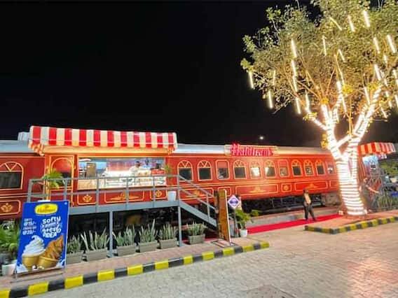 નાગપુર સ્ટેશનની બહાર નિવૃત્ત રેલ કોચમાં 