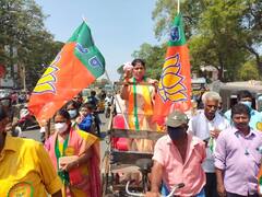 Urban Local Body Election: ரிக்‌ஷா, தாமரைப்பூ... பாஜக வேட்பாளருடன் உறவினர்கள் ரிக்‌ஷாவில் திரண்டதால் ட்ராஃபிக் ஜாம்...