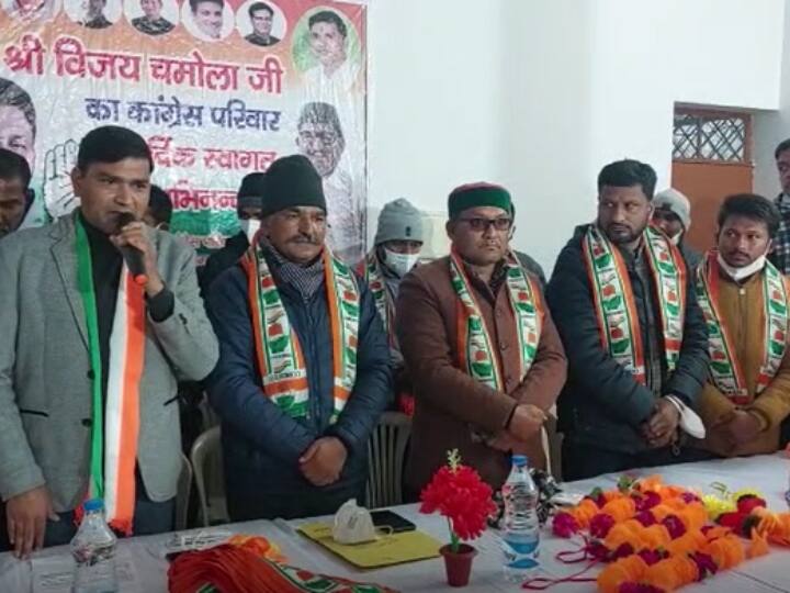 kedarnath congress mla manoj rawat pull several bjp and aap leaders ahead of uttarakhand election ANN Uttarakhand Election: कांग्रेस विधायक मनोज रावत ने पार्टी में शामिल किए कई बीजेपी और 'आप' के नेता-कार्यकर्ता, गिनाई अपनी उपलब्धियां