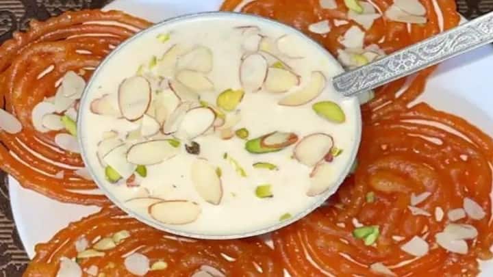 আগের দিনের জিলিপিও গরম করে চালিয়ে নিতে পারেন। মাইক্রোওয়েভে দশ মিনিট রেখে দিন। ভিতরের অংশ গরম না হলে আরও দশ মিনিট রাখতে পারেন।