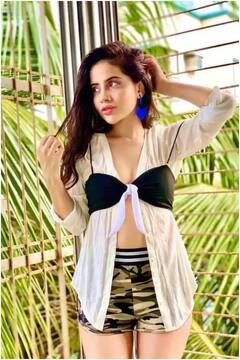 Urfi Javed Photo: વિચિત્ર દેખાઇ રહી છે ઉર્ફી જાવેદની આ ફેશન સ્ટાઇલ, ઘરમાં ઉભા રહીને એક્ટ્રેસે ક્લિક કરાવી આવી તસવીરો.........