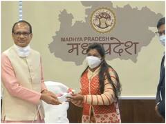 Sehore News: हाईटेक हुआ सीहोर में आंगनबाड़ी का काम, सीएम शिवराज ने बांटे कार्यकर्ताओं को स्मार्टफोन