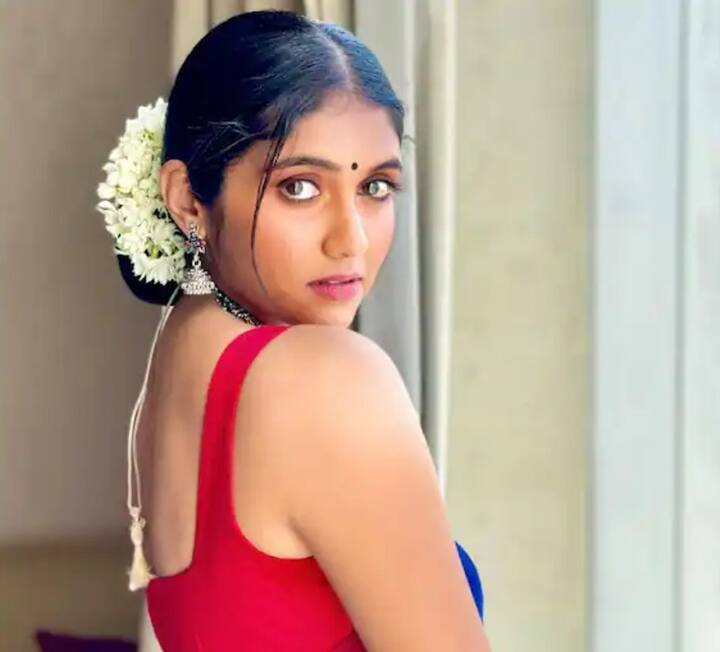 रिंकूने निळ्या रंगाची साडी नेसली असून केसात गजराही माळला आहे. 1967 सालच्या 'किस्मत' चित्रपटातील 'दुनिया है मेरे पिछे लेकिन मै तेरे पिछेट या गाण्यावर तिने रील बनवले आहे.