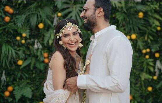 বেশ কিছুদিন ধরেই প্রাক্তন 'বিগ বস' প্রতিযোগী করিশ্মা তান্নার বিয়ের খবর শোনা যাচ্ছিল। জানা যাচ্ছিল, খুব শীঘ্রই প্রেমিক বরুণ বঙ্গেরার সঙ্গে নতুন জীবন শুরু করতে চলেছেন অভিনেত্রী।