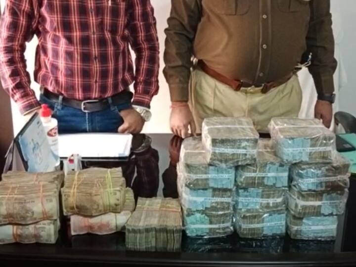 unnao police seized vehicle with 60 lakh cash and two weapons income tax department imformed in the matter ANN Unnao News: उन्नाव पुलिस को मिली बड़ी सफलता, चेकिंग के दौरान 60 लाख रुपये किए बरामद