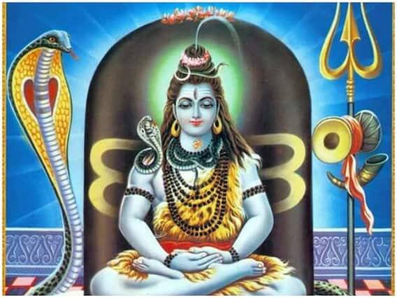 ઘણા લોકો શિવલિંગ પર ચઢાવવામાં આવેલ પ્રસાદ સ્વીકારે છે, પરંતુ તમારે આવું ન કરવું જોઈએ. એવું માનવામાં આવે છે કે આ સાથે તમે દુર્ભાગ્યના મુખમાં પ્રવેશ કરો છો.