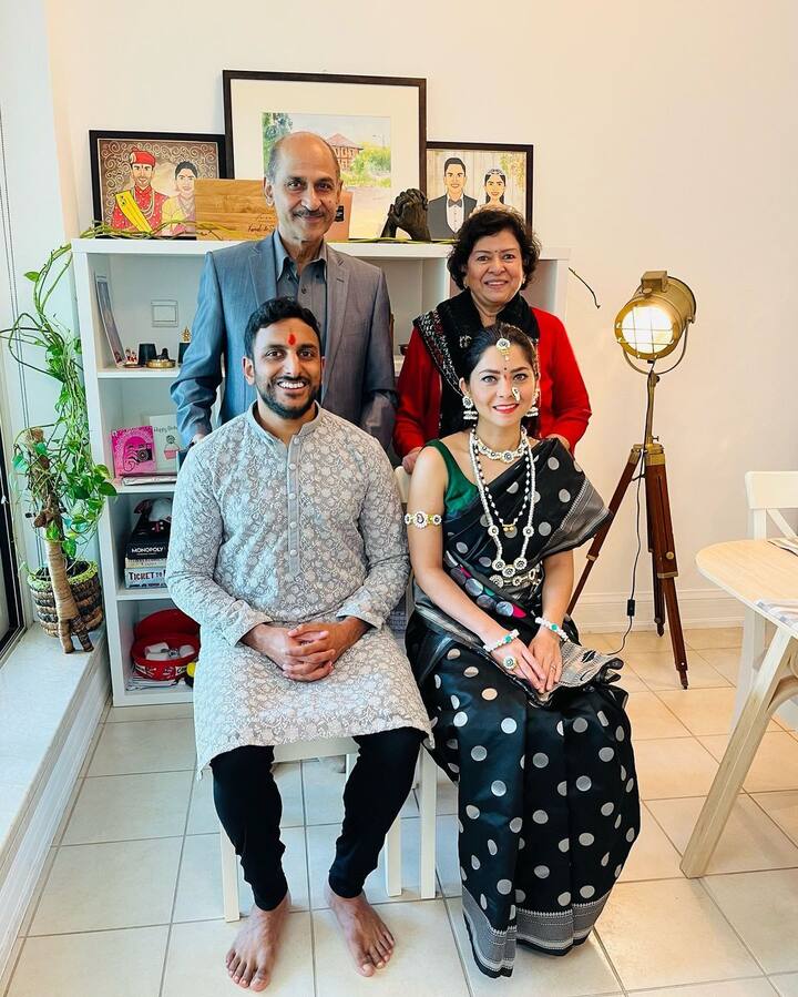 काळी साडी आणि हलव्याचे दागिने घालून सोनाली फारच गोड दिसत आहे. (Photo:@sonalee1/FB)