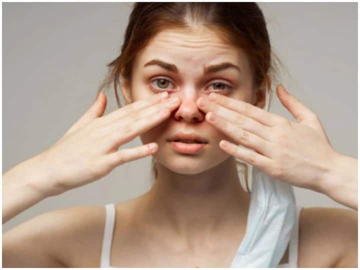 Omicron Variant, If you see these symptoms with swelling in the eyes, then it may be Omicron And Covid-19 And Health Tips Omicron Variant: आंखों में सूजन के साथ दिखें ये लक्षण तो हो सकता है ओमिक्रोन, ना करें इग्नोर