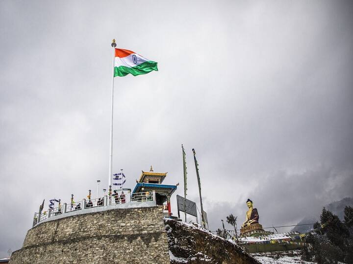 Arunachal Pradesh CM Pema Khandu hoisted a 104 ft tall monumental National Flag at Ngangpa Natme in Tawang अरुणाचल प्रदेश के सीएम पेमा खांडू ने तवांग में फहराया 104 फीट ऊंचा तिरंगा, देखकर गर्व महसूस करेंगे