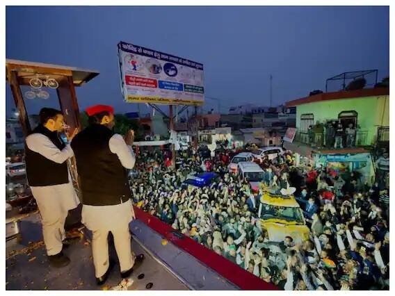 উত্তরপ্রদেশে কংগ্রেসের সংবাদমাধ্যম শাখার নেতা লালন কুমার বলেছেন, বুলন্দশহরের সিয়ানা এলাকায় প্রিয়ঙ্কা জিপে চড়ে রোড শো করছিলেন। সেই সময়ই রাস্তার অন্যদিক থেকে সপা সভাপতির রোড শো-র রথ আসছিল। প্রিয়ঙ্কাকে দেখে অখিলেশ হাত নেড়ে শুভেচ্ছা জানান।