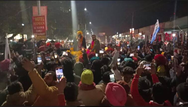 AAP defies Election Commission orders in Barnala, Bhagwant Mann launches road show in favor of Meet Hayer AAP ਨੇ ਬਰਨਾਲਾ 'ਚ ਚੋਣ ਕਮਿਸ਼ਨ ਦੇ ਹੁਕਮਾਂ ਦੀਆਂ ਉਡਾਈਆਂ ਧੱਜੀਆਂ , ਮੀਤ ਹੇਅਰ ਦੇ ਹੱਕ 'ਚ ਭਗਵੰਤ ਮਾਨ ਨੇ ਕੱਢਿਆ ਰੋਡ ਸ਼ੋਅ