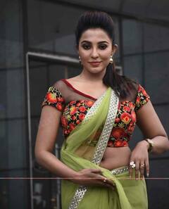 Actress Parvathy Nair | பார்வதி நாயரின் அசத்தலான ரீசண்ட் க்ளிக்ஸ்..!