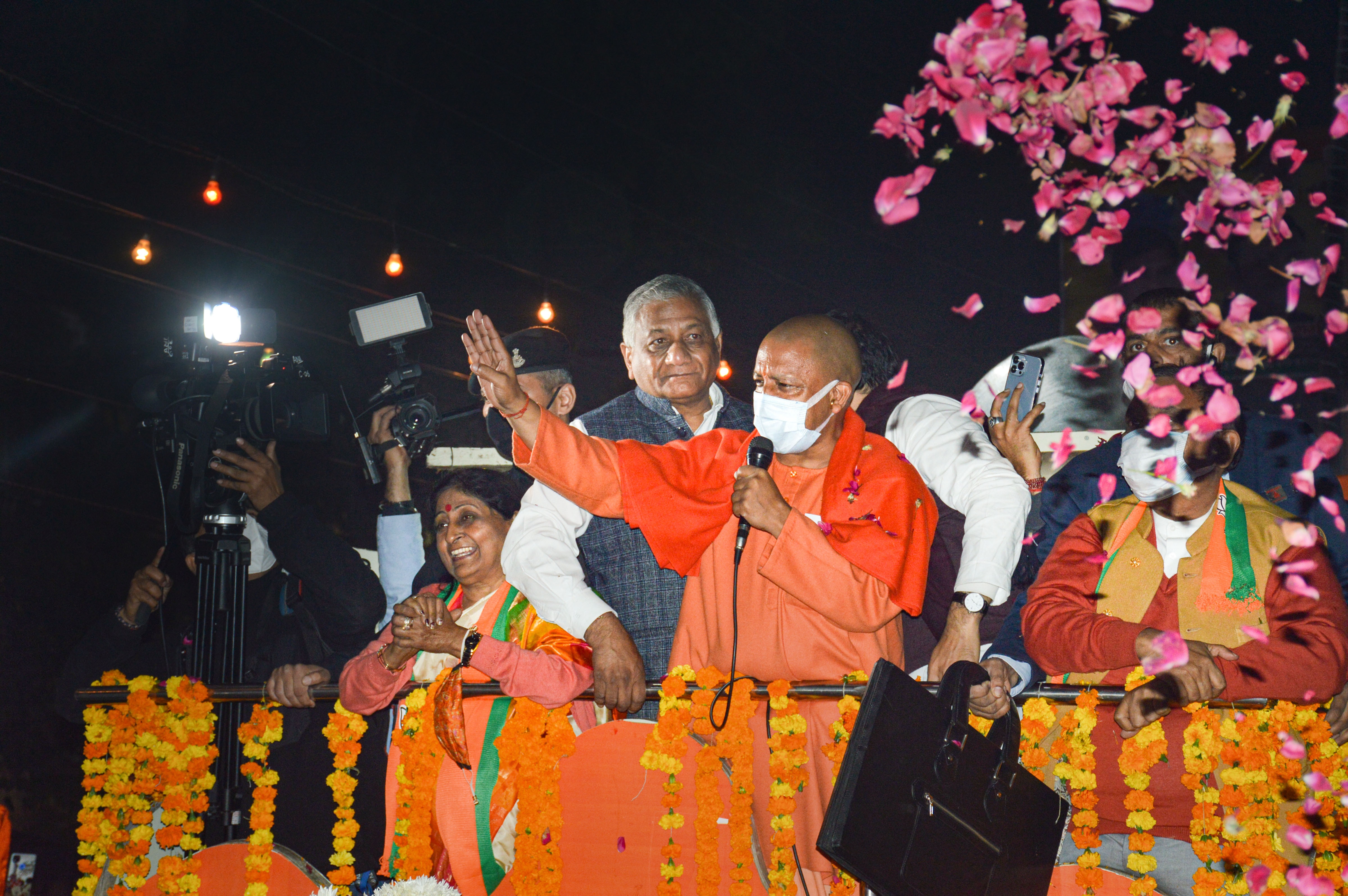 यूपी की हॉट सीट बनी Gorakhpur, पहली बार कोई मुख्यमंत्री लड़ रहा चुनाव, BJP को Yogi की छवि का सहारा!