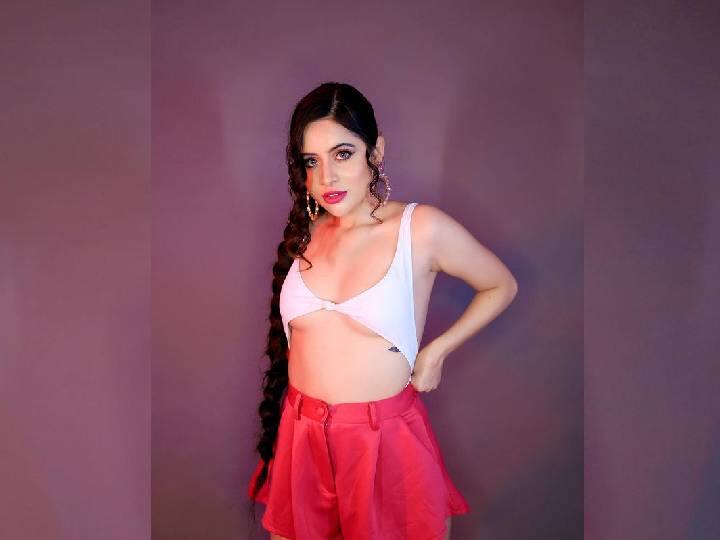 यात उर्फीने पांढरा टॉप आणि गुलाबी स्कर्ट परिधान केला आहे. हे फोटो रोहित कांबळे या फोटोग्राफरने त्याच्या कॅमेऱ्यात कैद केले आहेत. (All PC : urf7i/IG)