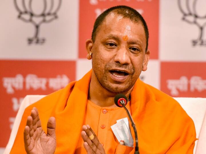 अमित शाह (Amit Shah) ने जनता से तेज आवाज में नारे लगाने का आह्वान करते हुए कहा,‘‘ योगी जी को आज नामांकन दाखिल करना है, यहां से सहारनपुर तक आवाज जानी चाहिए कि बीजेपी 300 का आंकड़ा पार कर रही है.’’ उन्होंने कहा कि विपक्षी महागठबंधन पहले भी उत्तर प्रदेश में बीजेपी से हार चुका है और आगे भी हारेगा.