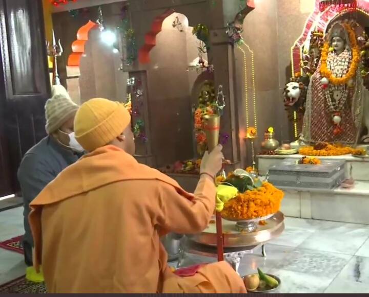 सीएम योगी ने गोरखनाथ मंदिर में पहले रुद्राभिषेक किया और फिर हवन पूजन किया. सीएम योगी ने गोरखनाथ मंदिर की पहली मंजिल पर स्थित शक्ति मंदिर में पूजा-अर्चना की.