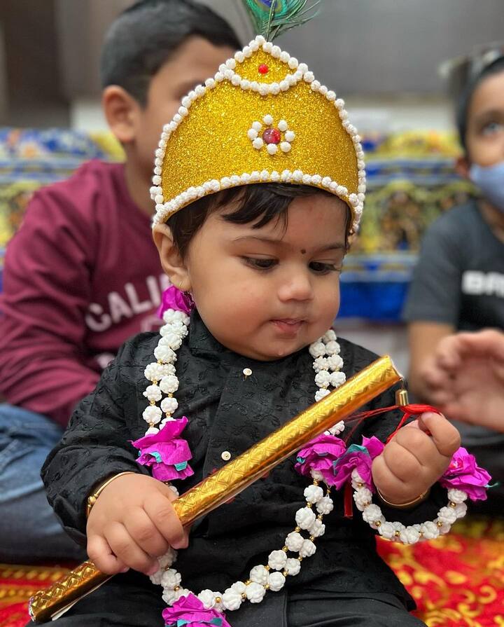 काळी कपडे आणि त्यावर हलव्याचे दागिने घालून धनश्रीचा मुलगा खूप क्युट दिसत आहे. (@KadgaonkarDhanashri/Instagram)