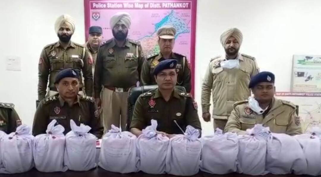 Pathankot Police arrest 5 smugglers with 12 kilogram of heroine ਚੋਣਾਂ ਤੋਂ ਪਹਿਲਾਂ ਪਠਾਨਕੋਟ ਪੁਲਿਸ ਦੇ ਹੱਥ ਲੱਗੀ ਵੱਡੀ ਸਫਲਤਾ, 12 ਕਿੱਲੋ ਹੈਰੋਇਨ ਸਮੇਤ 5 ਤਸਕਰ ਕਾਬੂ