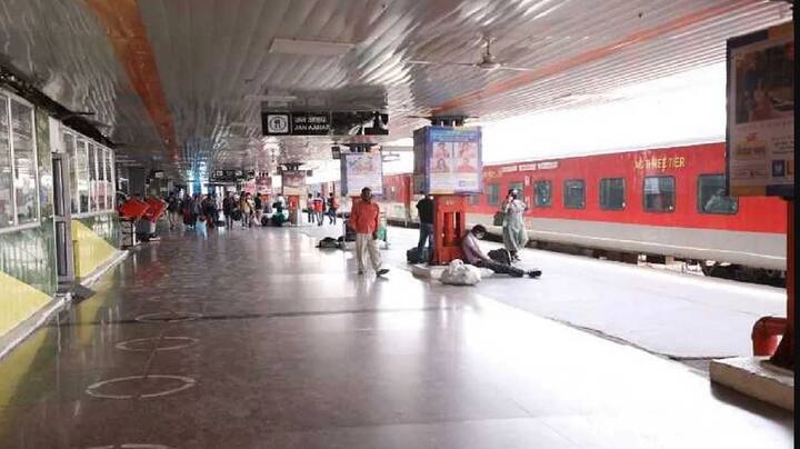 ਸਫਰ ਕਰਨ ਵਾਲੇ ਯਾਤਰੀਆਂ ਨੂੰ ਰਾਹਤ ਦੇਣ ਲਈ ਰੇਲਵੇ ਨੇ ਹੋਲੀ ਦੇ ਮੌਕੇ 'ਤੇ ਟਰੇਨਾਂ 'ਚ ਵਾਧੂ ਬੋਗੀਆਂ ਲਗਾਉਣ ਦਾ ਫੈਸਲਾ ਕੀਤਾ ਹੈ, ਤਾਂ ਜੋ ਇਕ ਟਰੇਨ 'ਚ ਜ਼ਿਆਦਾ ਯਾਤਰੀ ਸਫਰ ਕਰ ਸਕਣ। ਇਸ ਨਾਲ ਜ਼ਿਆਦਾ ਗਿਣਤੀ ਵਿਚ ਲੋਕ Confirm Seats ਹਾਸਲ ਕਰ ਸਕਦੇ ਹਨ।