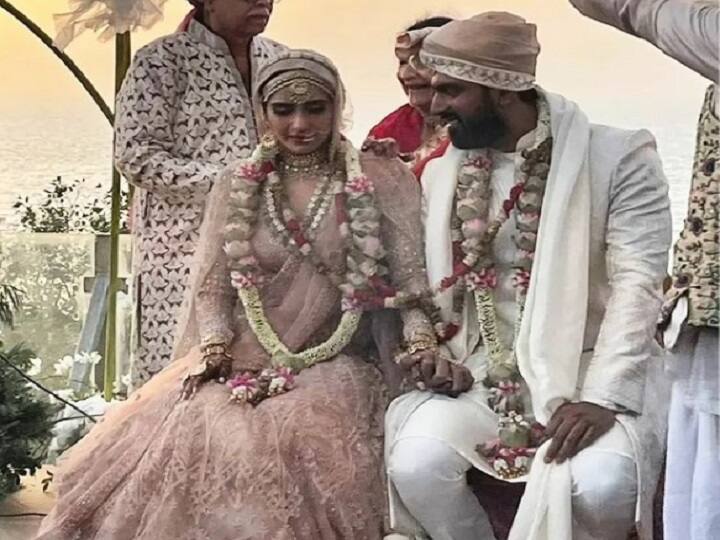 Karishma Tanna Wedding Photo: वरुण बंगेरा की हुईं Karishma Tanna, पति का हाथ थामे सामने आई शादी की पहली तस्वीर Karishma Tanna and Varun Bangera Wedding Photos : See Out Actress Karishma Tanna and Varun Wedding Meheni Haldi Photos Karishma Tanna Wedding Photo: वरुण बंगेरा की हुईं Karishma Tanna, पति का हाथ थामे सामने आई शादी की पहली तस्वीर