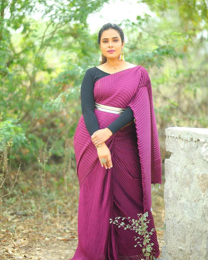 హరితేజకు చక్కటి ఆడపిల్ల భూమి ఉంది. తల్లిగా మారాక ఆమె మరింత అందంగా మారింది. -Image credit: Hariteja/Instagram