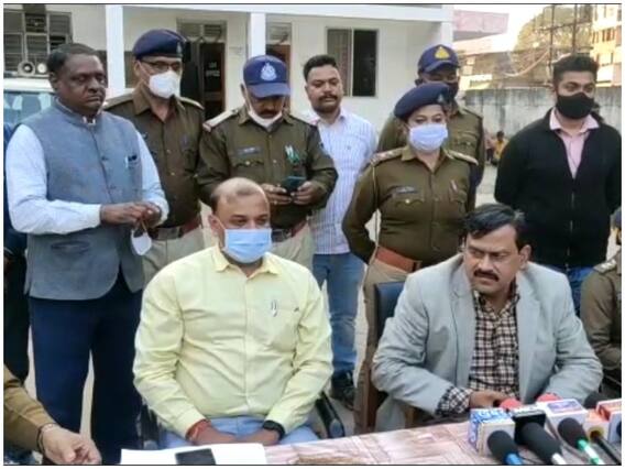 MP Crime News: एमपी पुलिस को मिली बड़ी सफलता, पत्थर मारकर लोगों की हत्या करने वाले साइको किलर को किया गिरफ्तार MP Crime News: एमपी पुलिस को मिली बड़ी सफलता, पत्थर मारकर लोगों की हत्या करने वाले साइको किलर को किया गिरफ्तार