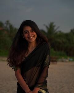 Priya Prakash Varrier Photos: చీరలో ప్రియా ప్రకాష్ వారియర్ చిరునవ్వుల్! 