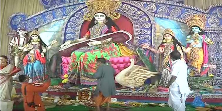 Saraswati Puja at Lake Kalibari three river worship as devi kolkata news Saraswati Puja: তিন নদীকে দেবী রূপে বন্দনা, লেক কালীবাড়িতে একসঙ্গে পূজিতা গঙ্গা-যমুনা-সরস্বতী