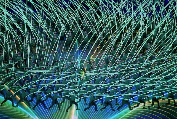 ਇਸ ਦੌਰਾਨ ਬਰਫ਼ ਦੇ ਚਿੱਤਰਾਂ ਵਿਚਕਾਰ ਲਾਈਟਾਂ ਤੇ ਲੇਜ਼ਰ ਲਾਈਟ ਨਾਲ ਸ਼ਾਨਦਾਰ ਪੇਸ਼ਕਾਰੀ ਦਿੱਤੀ ਗਈ ਅਤੇ ਫਿਰ ਅਦਭੁਤ ਆਤਿਸ਼ਬਾਜ਼ੀ ਦਾ ਨਜ਼ਾਰਾ ਦੇਖਣ ਨੂੰ ਮਿਲਿਆ। ਇੱਕ ਵਾਰ ਜਦੋਂ ਇਨ੍ਹਾਂ ਖੇਡਾਂ ਦੀ ਮੁੱਖ ਮਸ਼ਾਲ ਜਗਦੀ ਹੈ ਤਾਂ ਉਮੀਦ ਕੀਤੀ ਜਾਂਦੀ ਹੈ ਕਿ ਭੂ-ਰਾਜਨੀਤਿਕ ਮੁੱਦਿਆਂ ਨੂੰ ਪਿੱਛੇ ਛੱਡ ਕੇ ਅਥਲੀਟਾਂ ਦੇ ਪ੍ਰਦਰਸ਼ਨ 'ਤੇ ਧਿਆਨ ਦਿੱਤਾ ਜਾਵੇਗਾ।