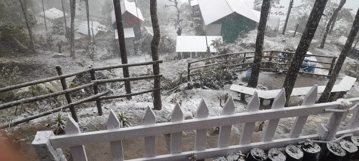 হু হু করে বইছে ঠান্ডা হাওয়া। তুষার চাদরে মুড়ি দিয়েছে দার্জিলিং পাহাড়।