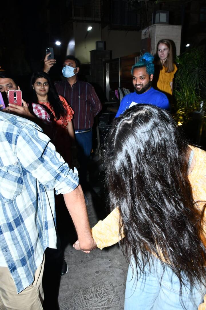 फोटोज में ऋतिक का स्पोर्टी लुक नजर आया. उन्होंने ब्लू चैक शर्ट के साथ व्हाइट टी-शर्ट पहनी थी और लाइट कलर का ट्राउजर पहना था. वहीं सबा ने लाइट ब्लू डेनिम के साथ येल्लो टॉप पहना था.