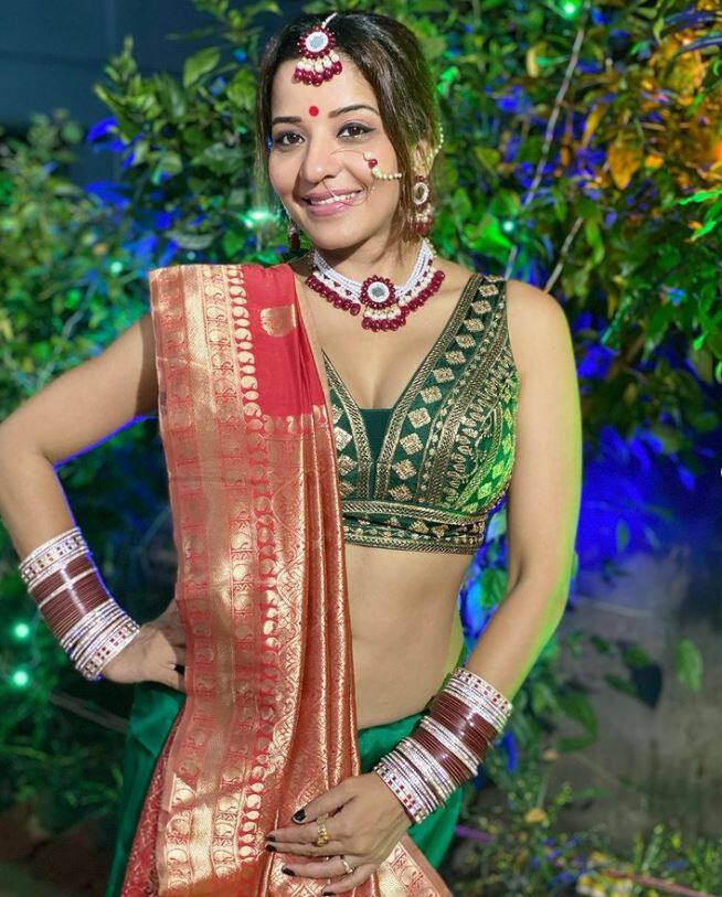 સૌથી પહેલા મોનાલિસા બિગ બૉસમાં દેખાઇ હતી. આ શૉમાં તેને પોતાના બૉયફ્રેન્ડ વિક્રાંત સાથે લગ્ન કર્યા હતા. મોનાલિસા ઇન્સ્ટાગ્રામ પર ખૂબ એક્ટિવ રહે છે અને વારંવાર પોતાની હોટ તસવીરો સોશિયલ મીડિયા પર શેર કરતી રહે છે.(તમામ તસવીરો ઈન્સ્ટાગ્રામ)