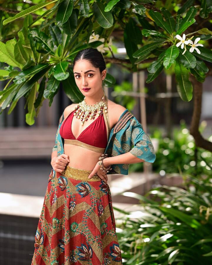 Tridha Choudhury Look: एक्ट्रेस त्रिधा चौधरी बॉबी देओल स्टारर वेब सीरीज 'आश्रम' से सुर्खियों में आई हैं. उनकी खूबसूरती पर लाखों लोग मर मिटते हैं. वहीं, एक्ट्रेस सोशल मीडिया पर काफी एक्टिर रहती हैं जहां वो अपनी शानदार तस्वीरों को फैंस के साथ शेयर करती रहती हैं.