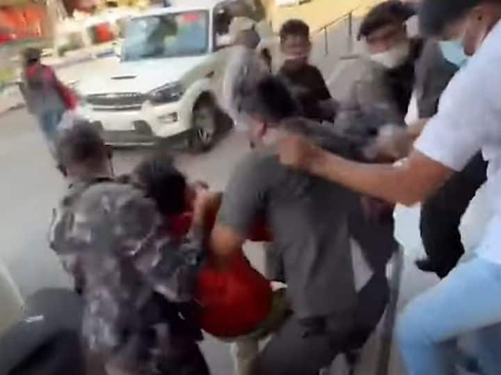 bjp leader kirit somaiya injured clashes between shiv sena party worker पुण्यातील झटापटीत भाजप नेते किरीट सोमय्या जखमी, आजची रात्र रुग्णालयात