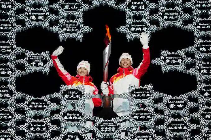 ਅਥਲੀਟ ਝਾਓ ਜੀਆਵੇਨ ਅਤੇ ਦਿਨੀਗੀਰ ਯੀਲਾਮੁਜਿਆਂਗ, ਦੇਸ਼ ਦੇ ਉਇਗਰ ਮੁਸਲਿਮ ਘੱਟ ਗਿਣਤੀ ਦੇ ਮੈਂਬਰ, ਨੇ ਅੰਤਿਮ ਓਲੰਪਿਕ ਜੋਤ ਪ੍ਰਦਾਨ ਕੀਤੀ। ਯੀਲਾਮੁਜਿਆਂਗ ਦੀ ਚੋਣ ਨੂੰ ਪ੍ਰਤੀਕਾਤਮਕ ਮੰਨਿਆ ਜਾ ਰਿਹਾ ਹੈ। ਆਲੋਚਕਾਂ ਦਾ ਕਹਿਣਾ ਹੈ ਕਿ ਬੀਜਿੰਗ ਸਰਕਾਰ ਨੇ ਵੱਡੇ ਪੱਧਰ 'ਤੇ ਉਈਗਰਾਂ 'ਤੇ ਜ਼ੁਲਮ ਕੀਤੇ ਹਨ। ਮਨੁੱਖੀ ਅਧਿਕਾਰਾਂ ਦੇ ਘਾਣ ਨੂੰ ਲੈ ਕੇ ਅਮਰੀਕਾ ਅਤੇ ਯੂਰਪ ਦੇ ਕਈ ਦੇਸ਼ਾਂ ਦੇ ਵਿਰੋਧ ਦੇ ਬਾਵਜੂਦ ਕਈ ਗਲੋਬਲ ਨੇਤਾਵਾਂ ਨੇ ਉਦਘਾਟਨੀ ਸਮਾਗਮ ਵਿੱਚ ਹਿੱਸਾ ਲਿਆ। ਇਸ ਵਿੱਚ ਸਭ ਤੋਂ ਧਿਆਨ ਦੇਣ ਯੋਗ ਨਾਮ ਰੂਸੀ ਰਾਸ਼ਟਰਪਤੀ ਵਲਾਦੀਮੀਰ ਪੁਤਿਨ ਦਾ ਹੈ। ਸਮਾਗਮ ਤੋਂ ਇਕ ਦਿਨ ਪਹਿਲਾਂ ਪੁਤਿਨ ਨੇ ਯੂਕਰੇਨ ਨਾਲ ਚੱਲ ਰਹੇ ਸਰਹੱਦੀ ਵਿਵਾਦ ਦੇ ਵਿਚਕਾਰ ਸ਼ੀ ਨਾਲ ਨਿੱਜੀ ਤੌਰ 'ਤੇ ਮੁਲਾਕਾਤ ਕੀਤੀ।