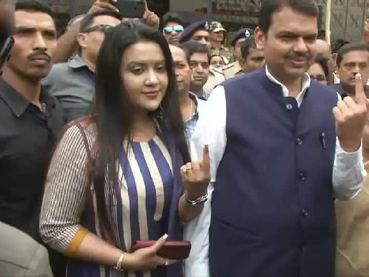 Snubbed By Shiv Sena Over '3% Divorce Due To Traffic' Remark, Amruta Fadnavis Comes Up With Study Snubbed By Shiv Sena Over '3% Divorce Due To Traffic' Remark, Amruta Fadnavis Comes Up With Study