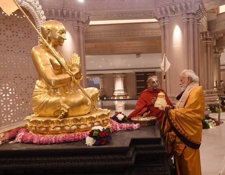 ప్రధానికి ఆశ్రమ ప్రత్యేకతలను తెలుపుతున్న చిన జీయర్ స్వామి