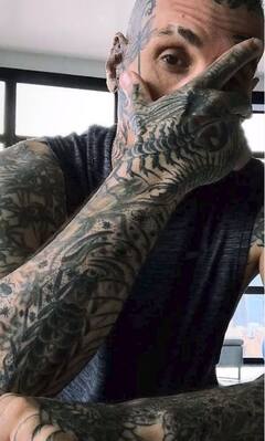 Trending: शरीर पर 864 कीड़ों वाला टैटू बनवाकर शख्स ने अपने नाम किया गिनीज वर्ल्ड रिकॉर्ड, देखें तस्वीरें