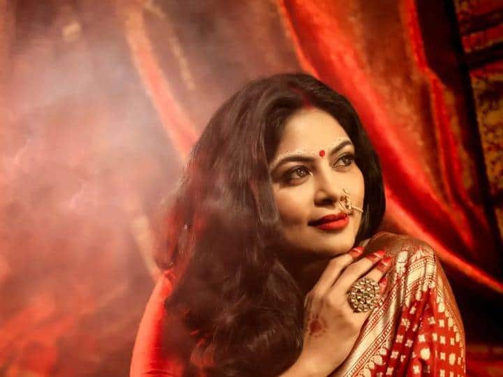 श्वेताने यात लाल साडी नेसलीये, बंगाली स्टाईलमध्ये केलेल्या मेकअपमध्ये श्वेता फार सुंदर दिसत आहे. (photo: shwetashinde_official/ig)
