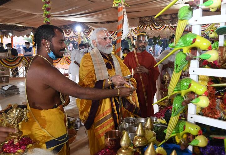 ప్రధాని మోదీ శ్రీలక్ష్మీనారాయణ మహాయాగంలో పాల్గొన్నారు.