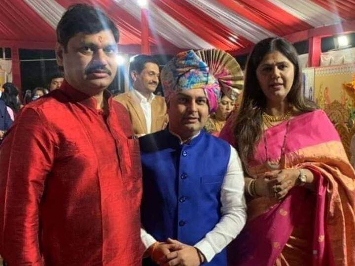 Maharashtra news Dhananjay Munde and pankaja Munde together कट्टर राजकीय विरोधक मुंडे बहिण-भाऊ एकत्र, लग्न सोहळ्यात दोन तास संवाद